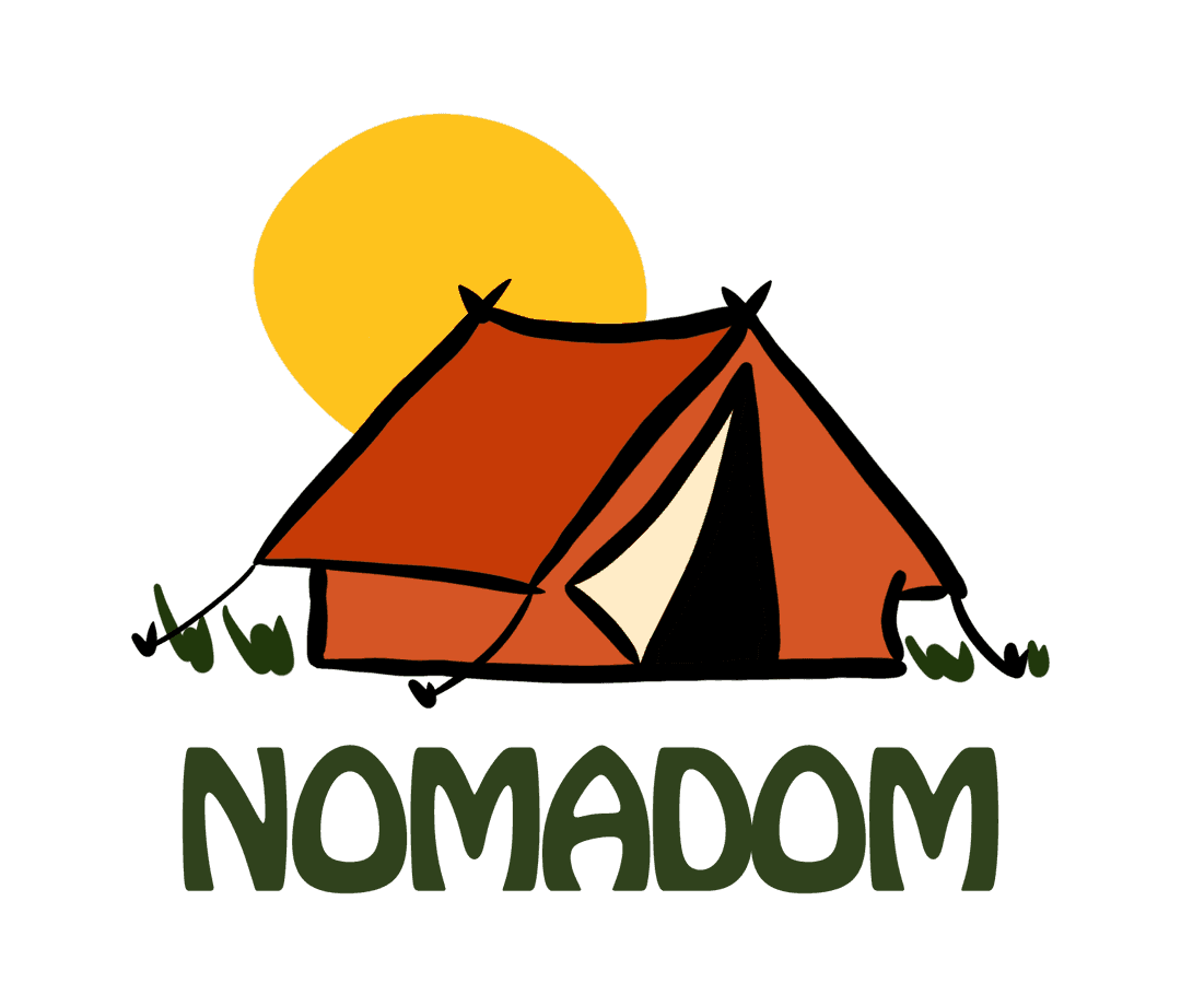 Logo Fundacji Nomadom. Kolorowa ilustracja przedstawiająca scenę kempingową z namiotem przed dużym żółtym słońcem. Namiot jest pomarańczowy z białym otworem, a poniżej namiotu widnieje napis "NOMADOM" w wyraźnych zielonych literach.